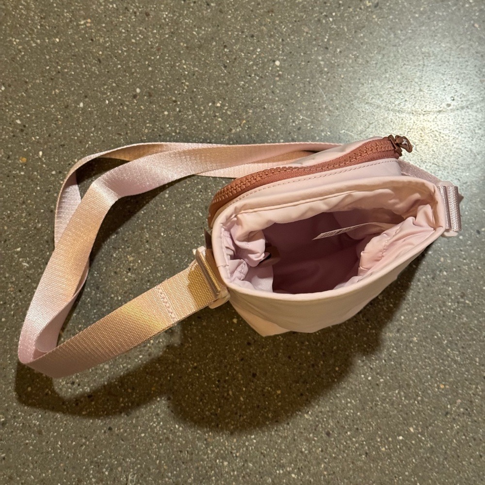 NWT Lululemon Water Bottle Crossbody w/ Front Pocket 2L Blissful Pink/Palm Deco - Picture 4 of 6